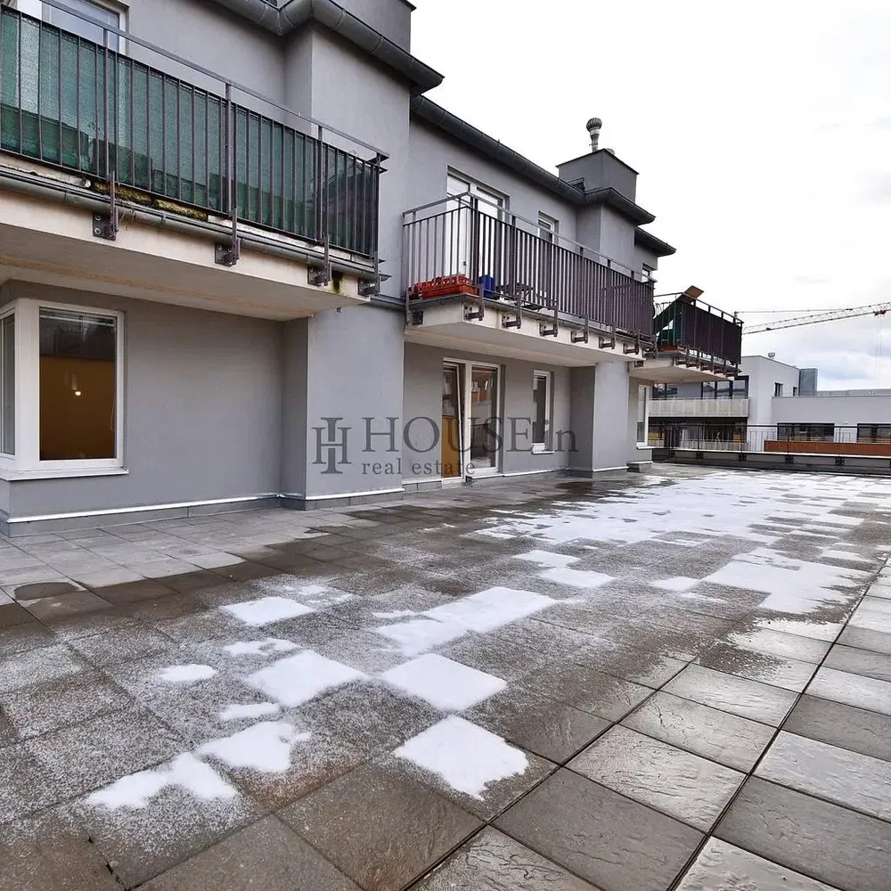 Кухня; кухненски уреди, дървен под, естествена светлина, модерен стил