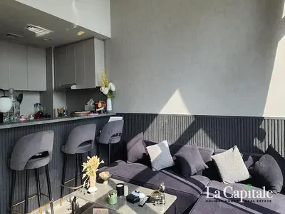 Cozinha; eletrodomésticos, chão de azulejo, luz natural, estilo moderno