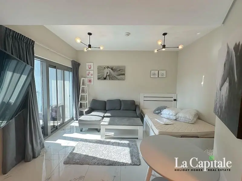 Cuisine; électroménager, parquet, lumière naturelle, style moderne