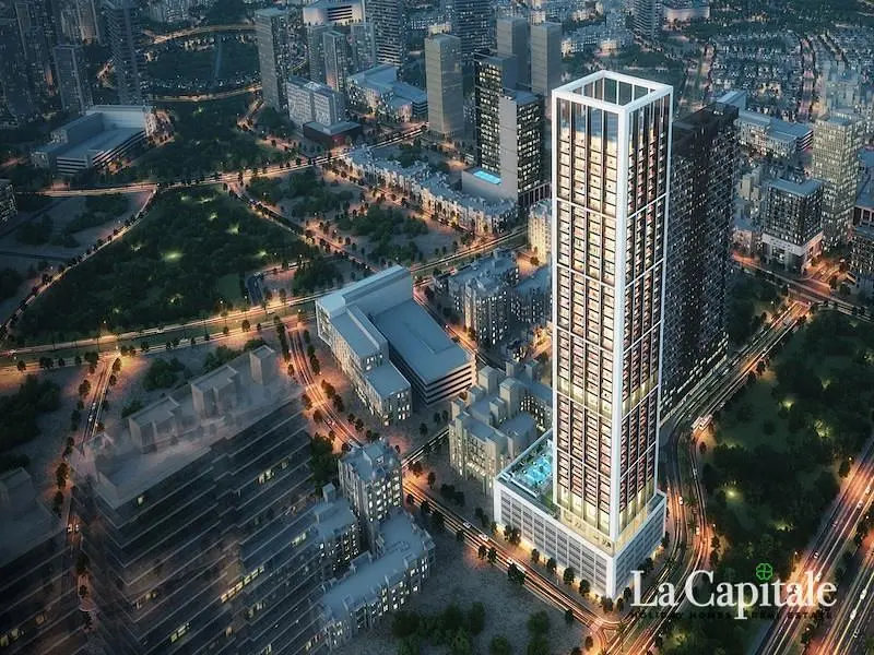 Cozinha; eletrodomésticos, chão de madeira, luz natural, estilo moderno