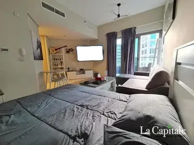 Cuisine; électroménager, parquet, lumière naturelle, style moderne