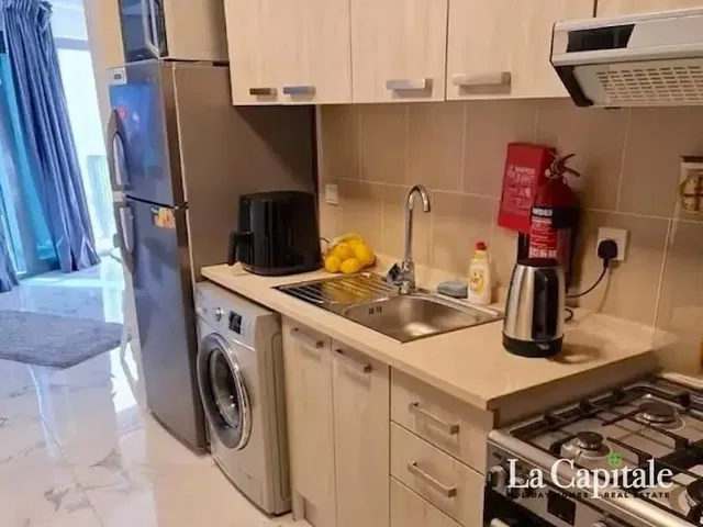 Cuisine; électroménager, parquet, lumière naturelle, style moderne