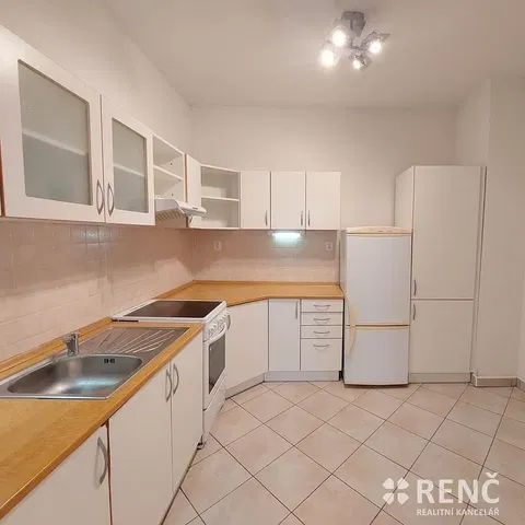 Cocina; electrodomésticos, suelo de madera, luz natural, estilo moderno