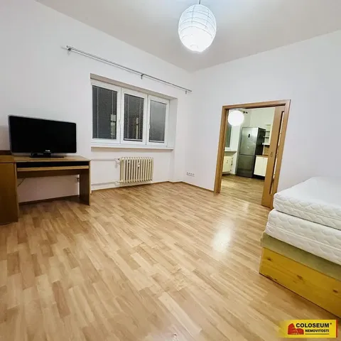 Cocina; electrodomésticos, suelo de madera, luz natural, estilo moderno