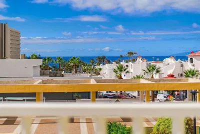 Keuken; keukenapparatuur, houten vloer, natuurlijk licht, moderne stijl