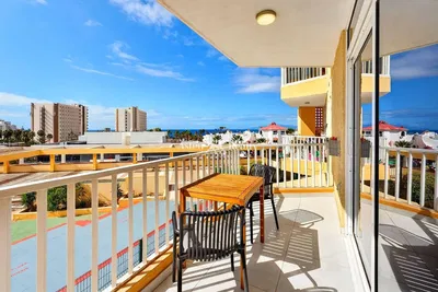 Keuken; keukenapparatuur, houten vloer, natuurlijk licht, moderne stijl