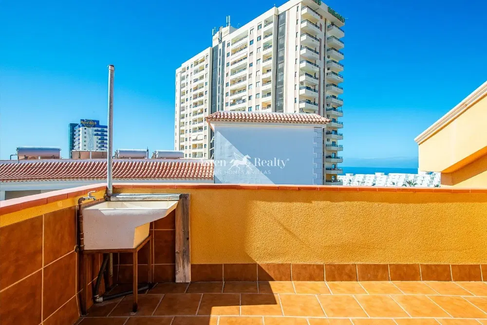 Woonkamer; houten vloer, natuurlijk licht, moderne stijl