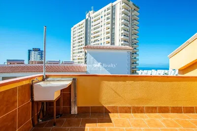 Woonkamer; houten vloer, natuurlijk licht, moderne stijl