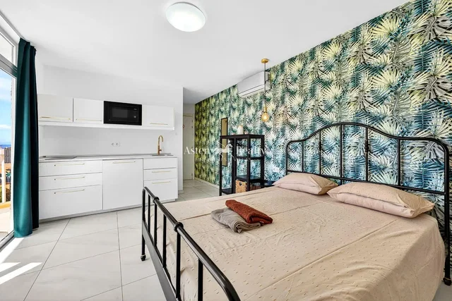 Κουζίνα; συσκευές κουζίνας, ξύλινο πάτωμα, φυσικό φως, μοντέρνο στυλ