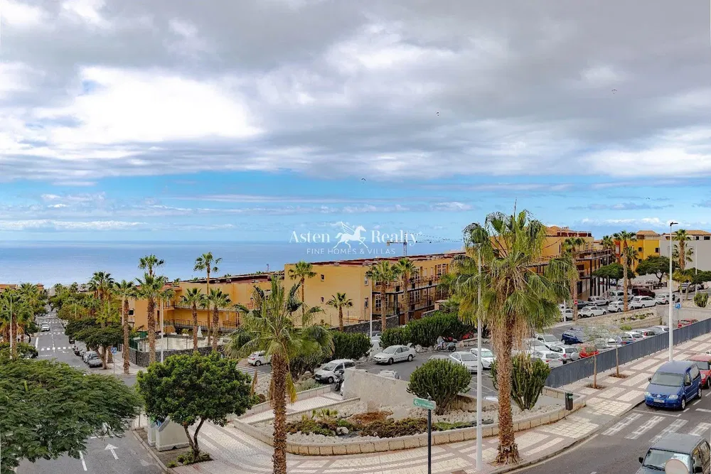 Keuken; keukenapparatuur, houten vloer, natuurlijk licht, moderne stijl