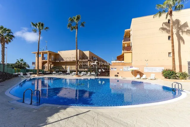 Woonkamer; houten vloer, natuurlijk licht, moderne stijl