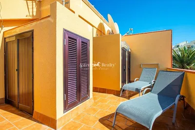 Keuken; keukenapparatuur, tegelvloer, natuurlijk licht, moderne stijl