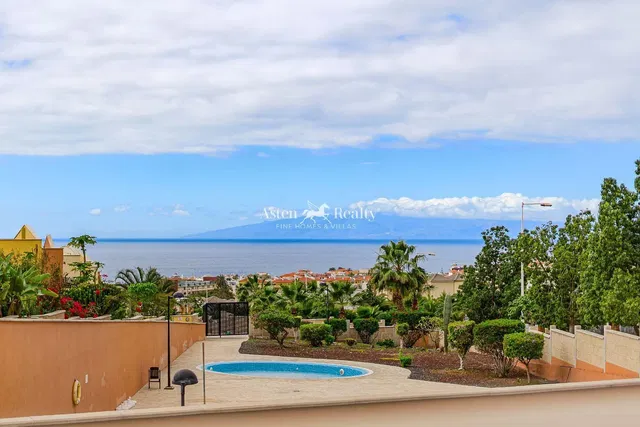 Keuken; keukenapparatuur, houten vloer, natuurlijk licht, moderne stijl