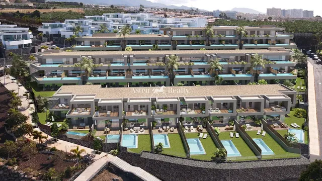 Keuken; keukenapparatuur, houten vloer, natuurlijk licht, moderne stijl