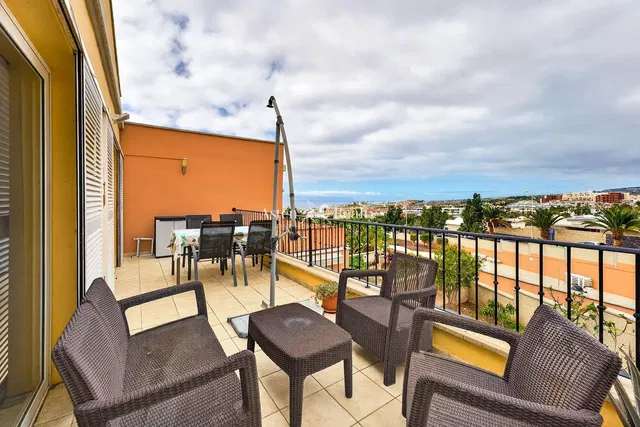 Keuken; keukenapparatuur, houten vloer, natuurlijk licht, moderne stijl