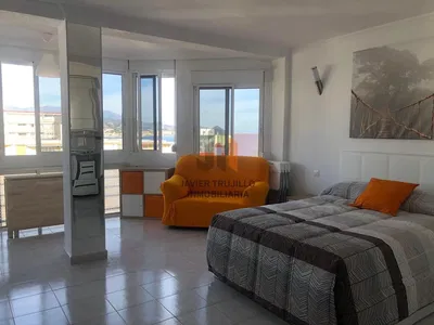 Keuken; keukenapparatuur, houten vloer, natuurlijk licht, moderne stijl