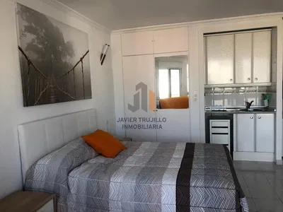 Keuken; keukenapparatuur, houten vloer, natuurlijk licht, moderne stijl