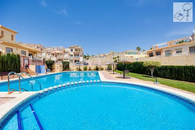 Keuken; keukenapparatuur, tegelvloer, natuurlijk licht, moderne stijl