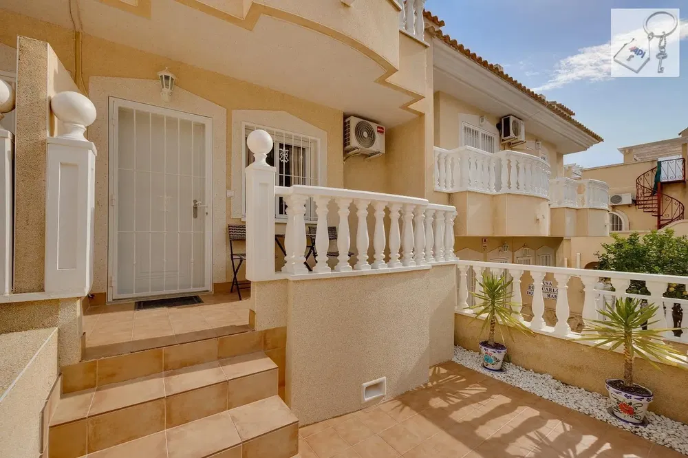 Keuken; keukenapparatuur, houten vloer, natuurlijk licht, moderne stijl