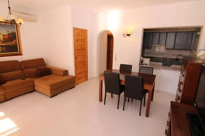 Woonkamer; houten vloer, natuurlijk licht, moderne stijl