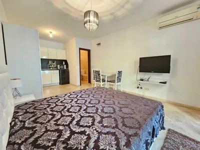 Kuchyňa; kuchynské spotrebiče, drevená podlaha, prirodzené svetlo, moderný štýl