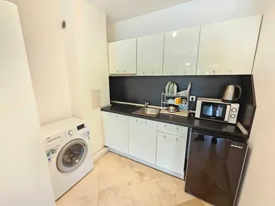 Kuchyňa; kuchynské spotrebiče, drevená podlaha, prirodzené svetlo, moderný štýl