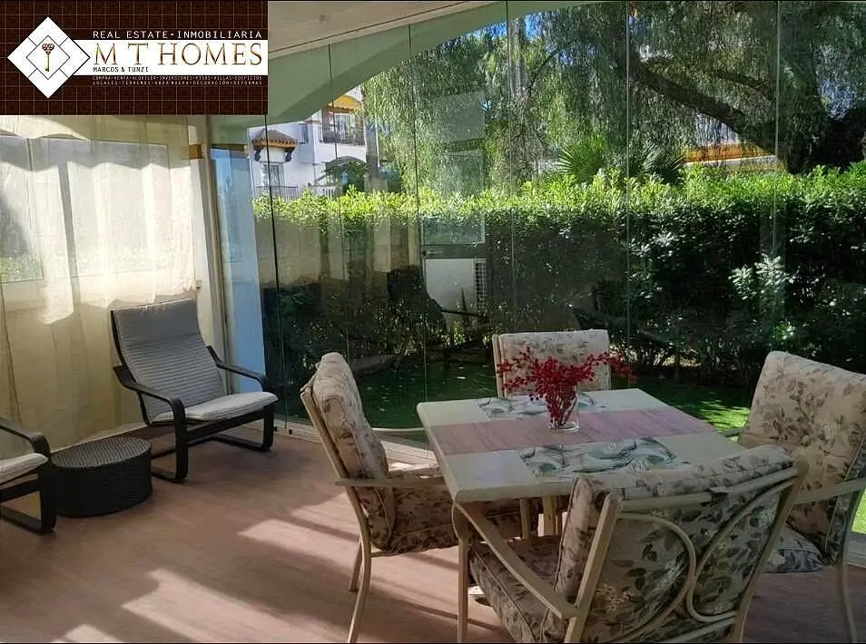 Cuisine; électroménager, parquet, lumière naturelle, style moderne