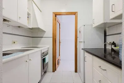 مطبخ; أجهزة المطبخ, أرضية خشبية, ضوء طبيعي, أسلوب عصري