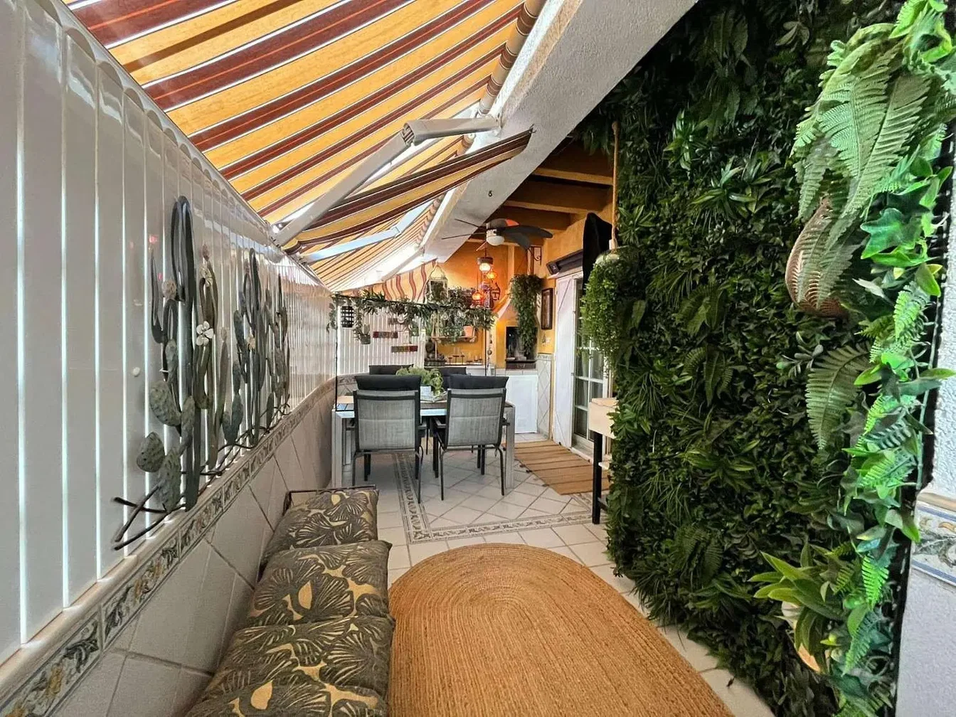Wohnzimmer; holzboden, tageslicht, moderner stil