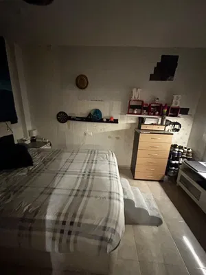 Keuken; keukenapparatuur, houten vloer, natuurlijk licht, moderne stijl