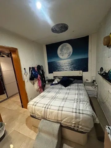 Woonkamer; houten vloer, natuurlijk licht, moderne stijl