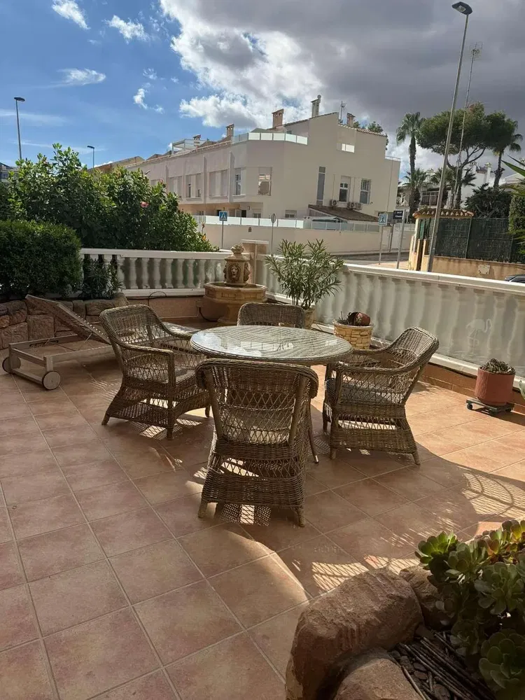 Keuken; keukenapparatuur, houten vloer, natuurlijk licht, moderne stijl