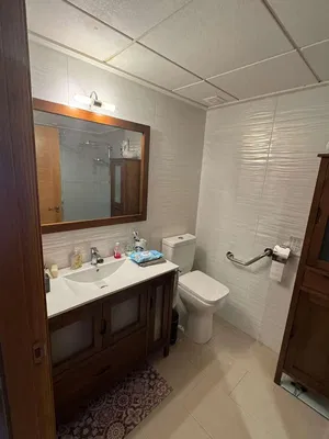 Woonkamer; houten vloer, natuurlijk licht, moderne stijl