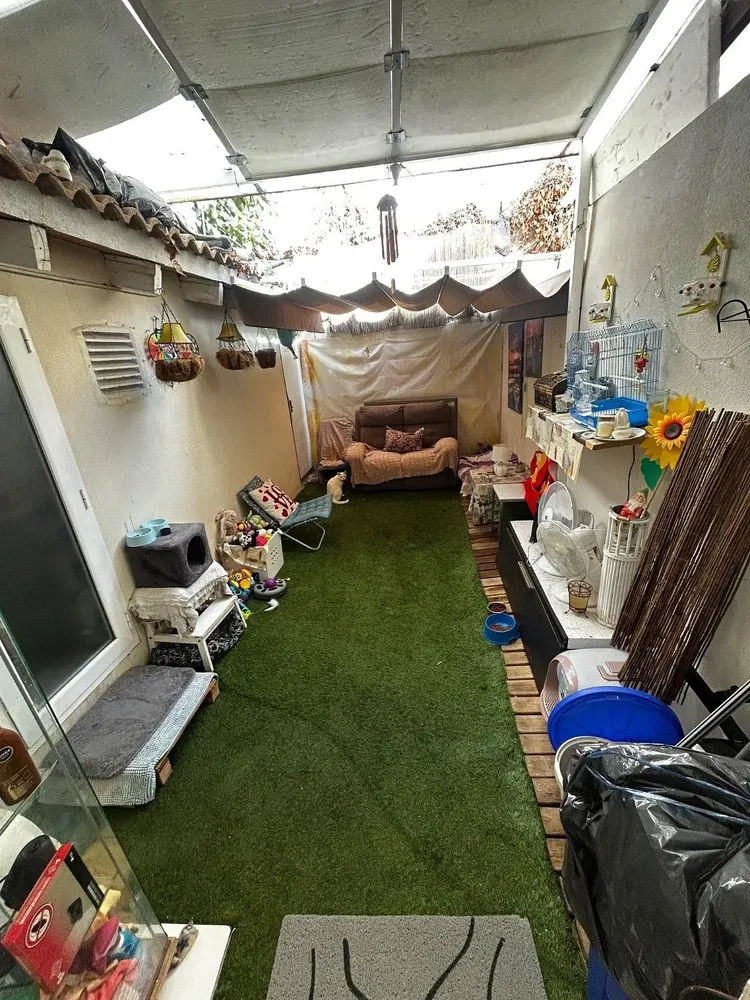 Woonkamer; houten vloer, natuurlijk licht, moderne stijl