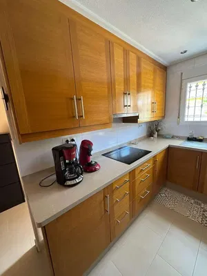 Keuken; keukenapparatuur, tegelvloer, natuurlijk licht, moderne stijl