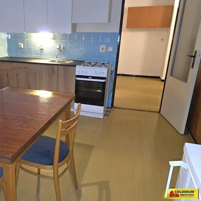 Cocina; electrodomésticos, suelo de madera, luz natural, estilo moderno