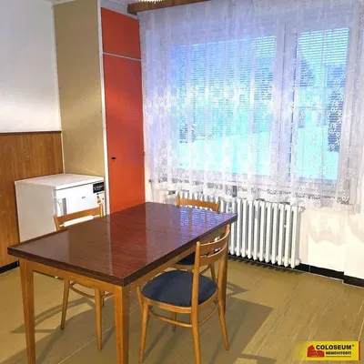 Cocina; electrodomésticos, suelo de madera, luz natural, estilo moderno