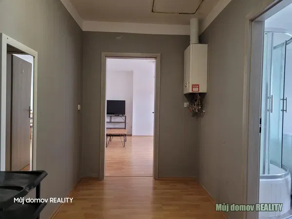 Küche; küchengeräte, holzboden, tageslicht, moderner stil