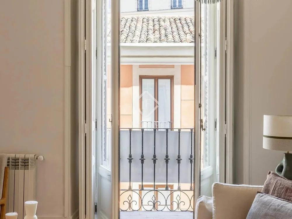 Kuchyně; kuchyňské spotřebiče, dřevěná podlaha, přirozené světlo, moderní styl