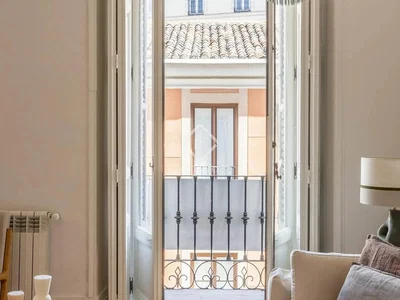 Kuchyně; kuchyňské spotřebiče, dřevěná podlaha, přirozené světlo, moderní styl