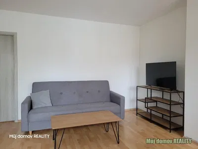 Wohnzimmer; holzboden, tageslicht, moderner stil, hohe decken