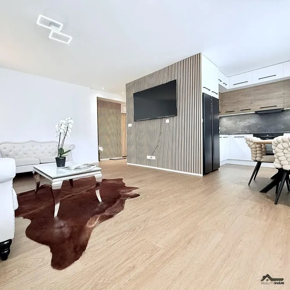 Кухня; кухненски уреди, дървен под, естествена светлина, модерен стил