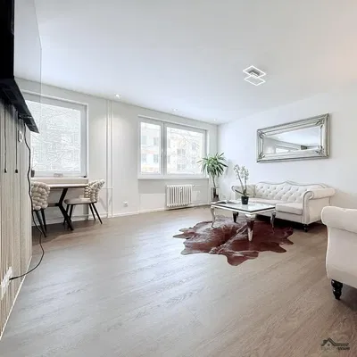 Кухня; кухненски уреди, дървен под, естествена светлина, модерен стил