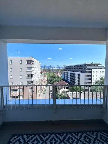 Kuhinja; kućanski aparati, drveni pod, prirodna svjetlost, moderan stil