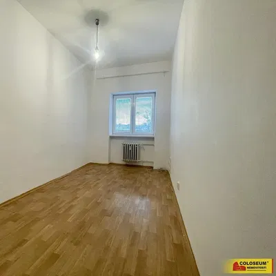 Cuisine; électroménager, carrelage, lumière naturelle, style moderne