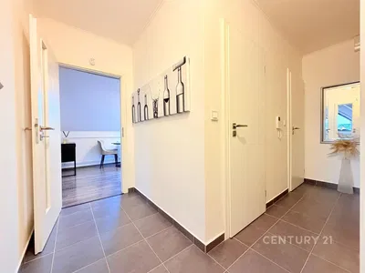 Кухня; кухненски уреди, дървен под, естествена светлина, модерен стил