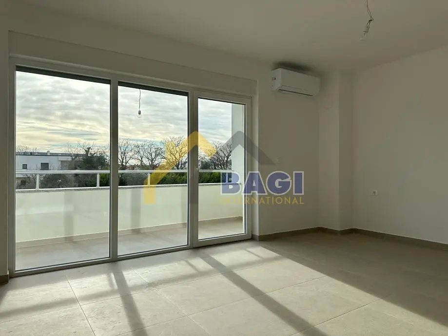 Wohnzimmer; holzboden, tageslicht, moderner stil