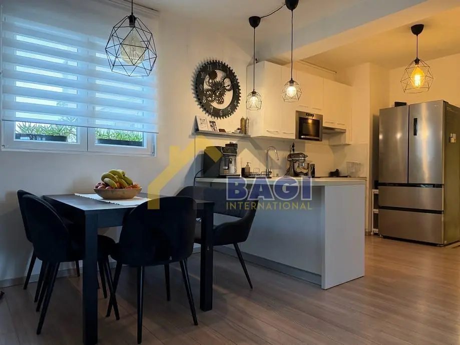 Küche; küchengeräte, holzboden, tageslicht, moderner stil