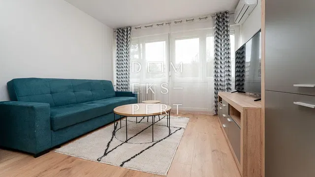 Cuisine; électroménager, parquet, lumière naturelle, style moderne