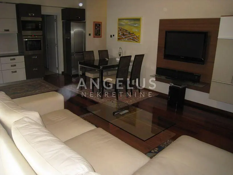 Salón; suelo de madera, luz natural, estilo moderno